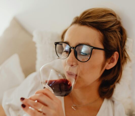 Benefits & Side Effects of Consuming Red Wine